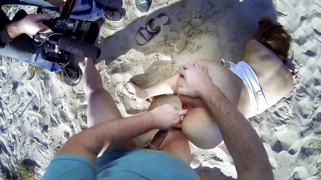 Amaterska brineta jebana na otvorenom na plaži