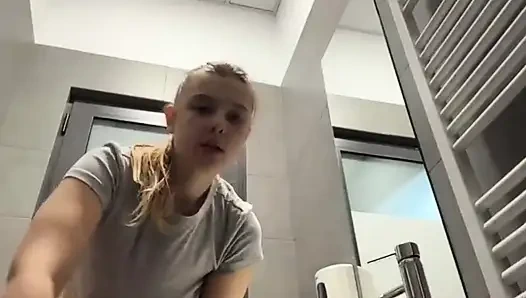 Cewek sange ini lagi asik fingering memeknya sampai dicrot di dalam - close up