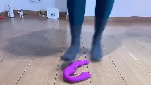 İki lezbiyen oyuncaklarla denemeler yapıyor