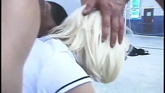 Dua cewek rambut pirang dibagikan sama sekelompok pria sange