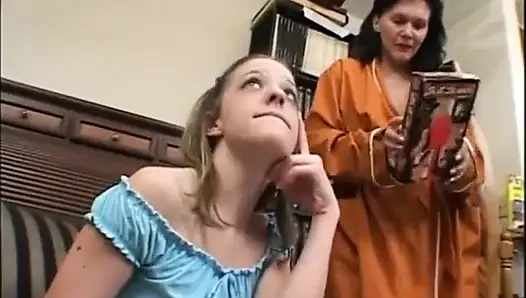 Lesbian tua dan muda bermain dildo di rumah