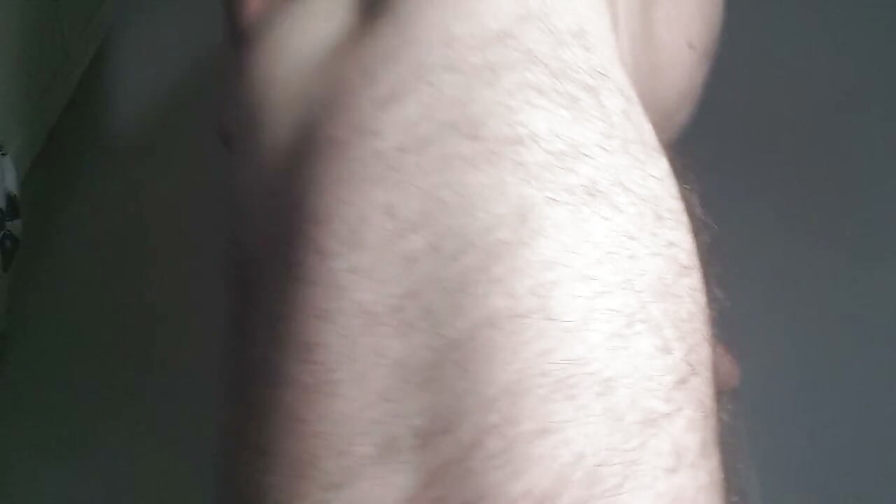 Hubený chlapec si hraje s ptákem s prstem v zadku