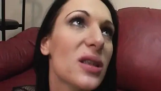 Cewek menggoda rambut cokelat lagi asik nyepong dan fingering memek bebasknya