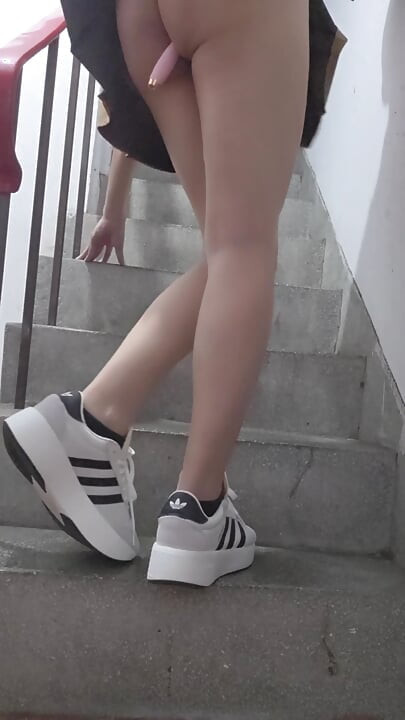 La trans Ting xuan si masturba con un vibratore inserito nella scala.