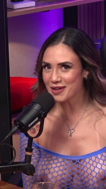 Atemberaubender moment von "Sexy fettes mädchen und freches japanisches mädchen machen sich im Kalifornien TV Podcast"