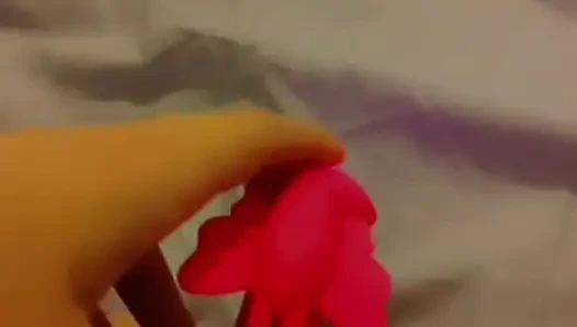 İşe gidince sulu amcığımı sikiyorum