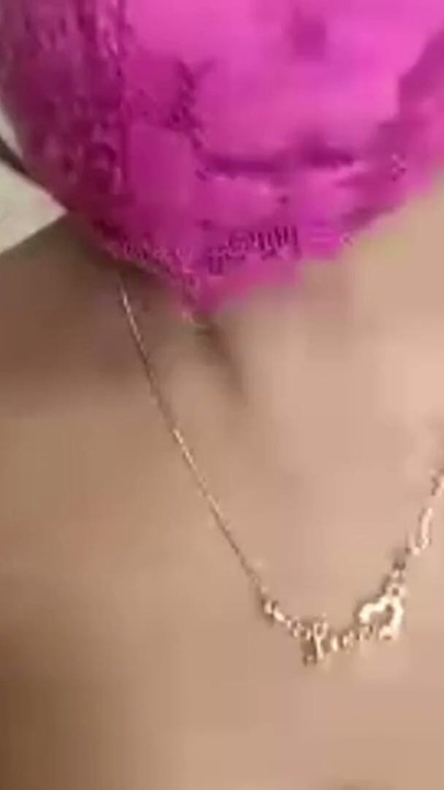Hintli teyze bu gece yatak odasında mastürbasyon yapıyor | Klip 1