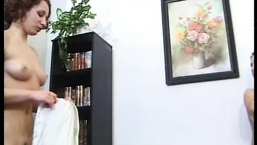 Cewek nakal ini suka banget muasin memek bebrangnya pakai mainan seks