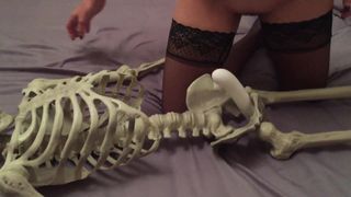 Une femme sexy se fait baiser avec un gode squelette