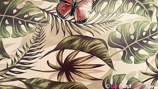 Cewek dengan jembut lebat dengan toket besar alami lagi asik masturbasi pakai vibrator dan dildo kaca