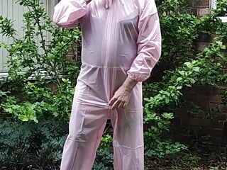 Шлюшка-транс в розовом костюме из ПВХ на улице