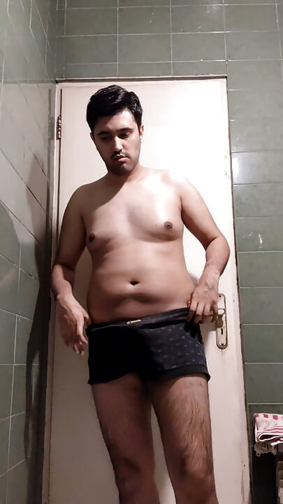 Iranian guy gets naked and jerks off