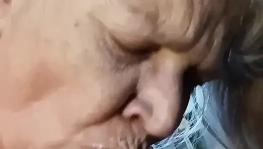 Tonton aku nyepong kontol cowok ini! Tante seksi lagi asik nyepong kontol!