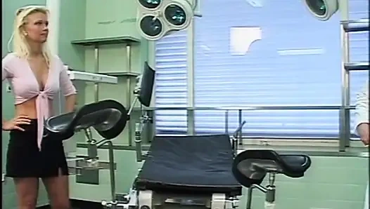 Büyük memeli güzel genç sarışın jinekolog tarafından sikiliyor ve götüne boşaltıyor