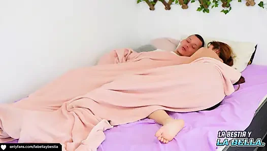 18 yaşındaki amatör gündelik ve ev yapımı seks!! Yüze ateşli gerçek çift