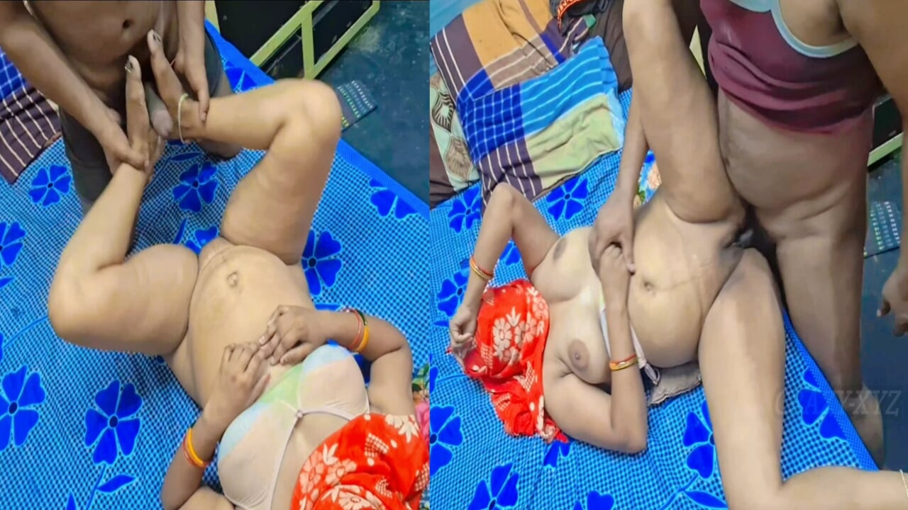 印度火辣少女在門內緊緻小穴 硬性愛影片，德西村少女在門口 硬XXX影片