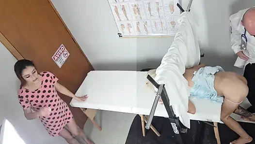 Мачеха отводит падчерицу к фейковму гинекологу