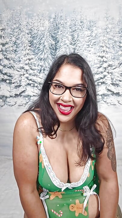 Femeie mare și țâțoasă îți oferă o muie adâncă în gât și se dezbracă pentru tine