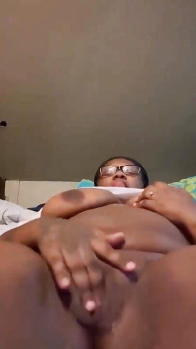 Dörzsölöm a nedves puncimat, szorítom a melleimet, annyira keményen élvezek