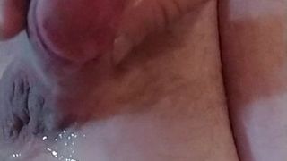 Une petite bite se fait doigter et éjaculer dessus pour de gros clito!