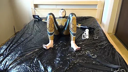 Danielle присоединили к кровати и мастурбировали массажным вибратором