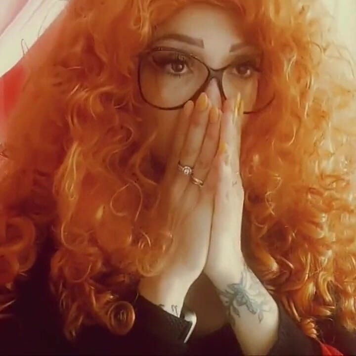 Chantal Channel brinca com seus novos brinquedos sexuais