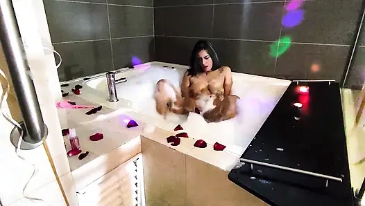 Романтическая и мокрая мастурбация в ванне для тебя, с лепестками пены и роз.