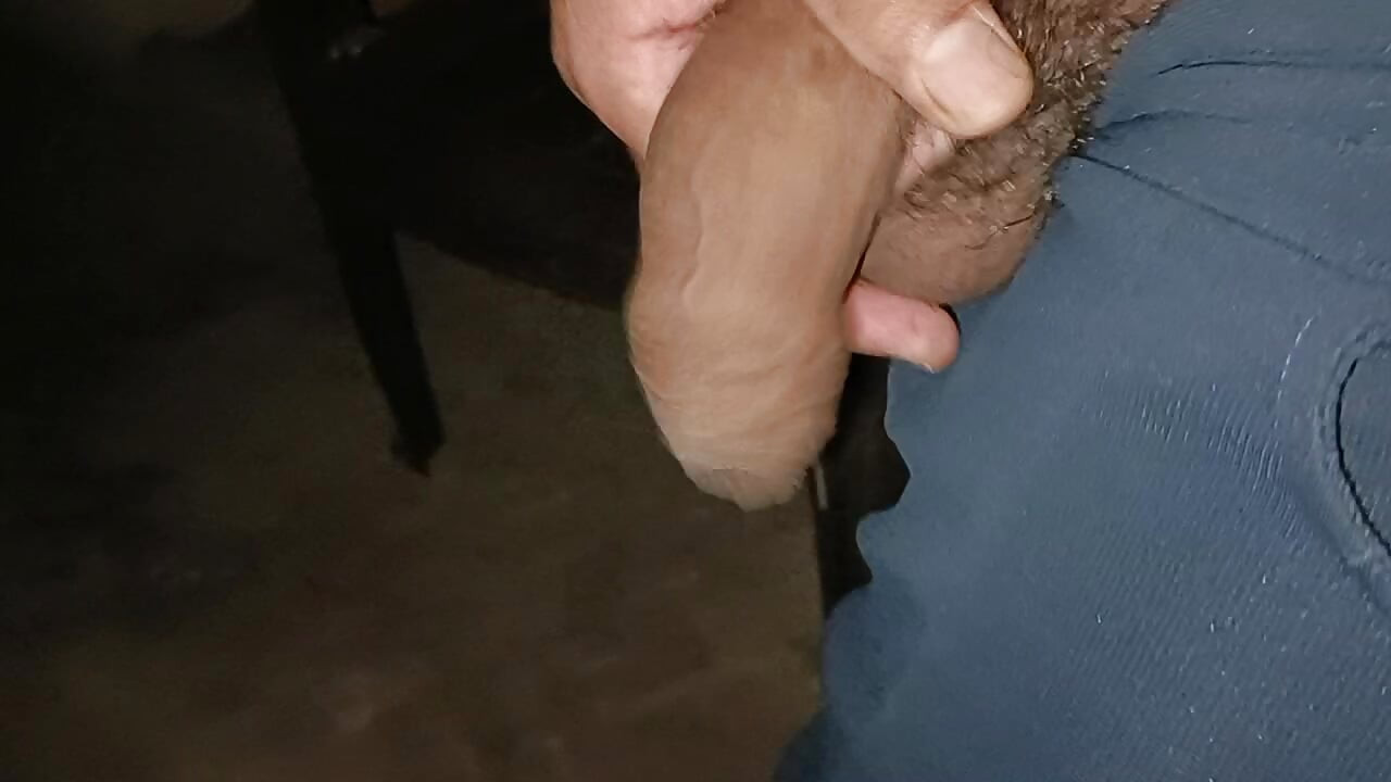 Apne chhat per nanga ghumta Raha