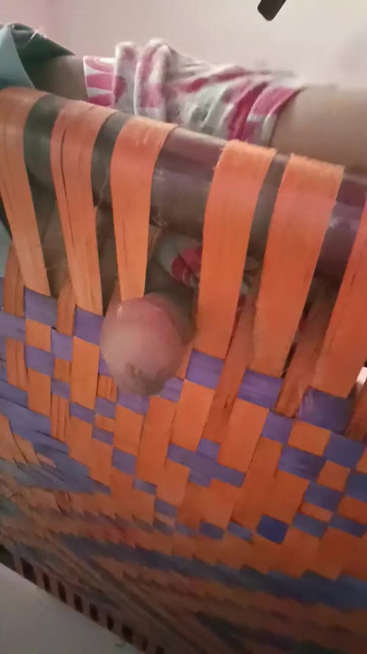 Cot'ta tek başına seks