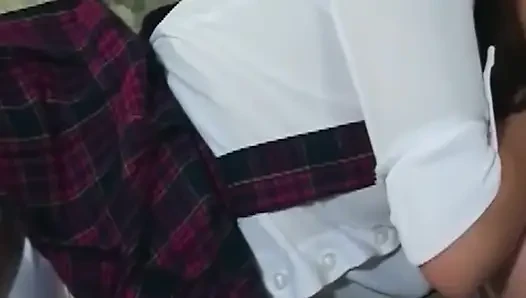 Tante seksi rambut cokelat dengan rok kotak-kotak lagi asik di-fingering dan dientot habis-habisan
