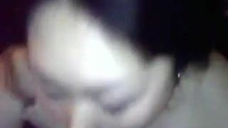 Chinese vrouw zuigt en neukt zijn grote zwarte lul