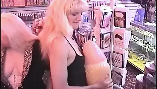 Tante seksi rambut pirang lagi asik nyepong kontol di glory hole sampai dicrot di dalam