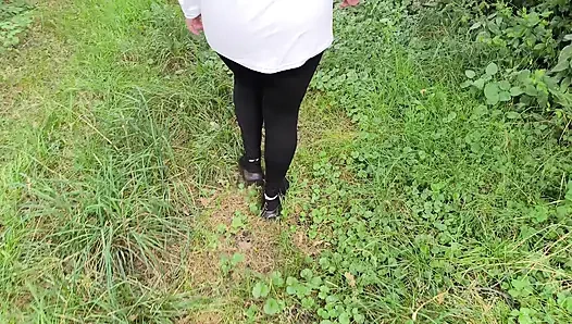 Cambukan pantat, toket, dan memek di area barbekcue