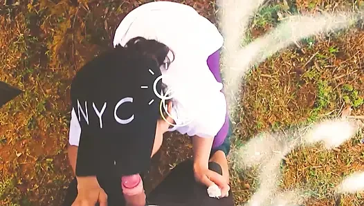 Ateşli evli kadın kanepede kocasının arkadaşına sakso çekiyor