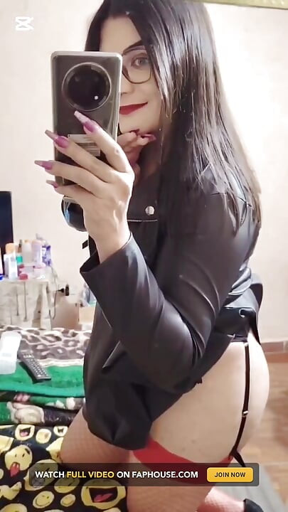 Shemale joue avec sa bite