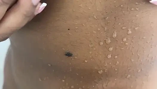 Stiefbruder fickt seine Stiefschwester unter der Dusche, wenn sie allein zu Hause sind