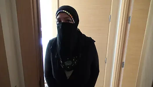 Pembantu Aljazair di Marseille ngebiarkan aku ngentot memeknya dalam banget