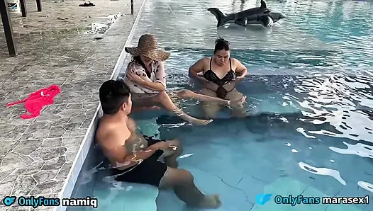 Aku mergoli temanku lagi asik masturbasi bareng di pinggir kolam renang