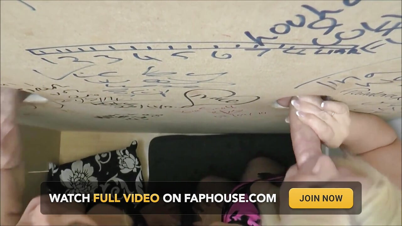 Lacey Starr y Alisha Rydes divirtiéndose en el gloryhole