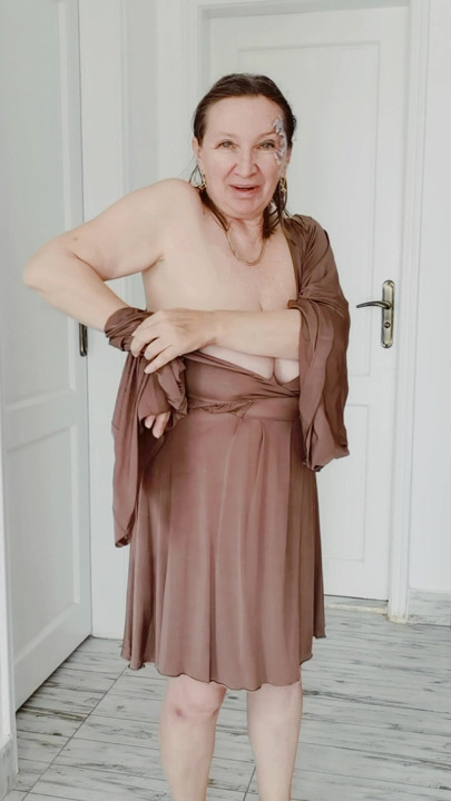 BUNICĂ SEXY ȚÂȚOASĂ