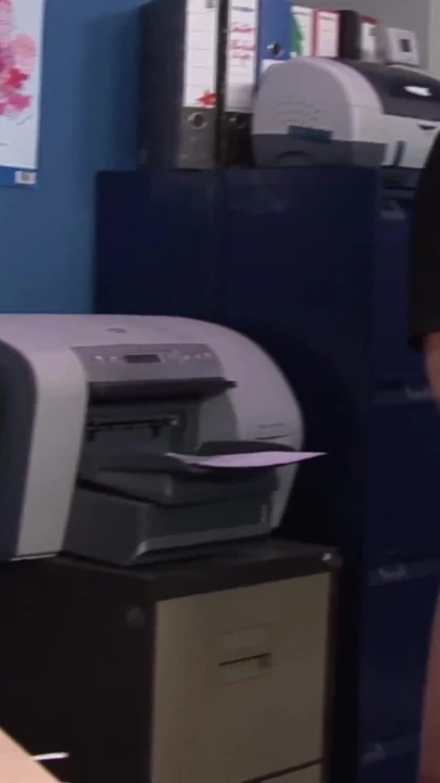 必须分享的时刻从 "热辣的黑人小妞和她的朋友在办公室里一起做爱"