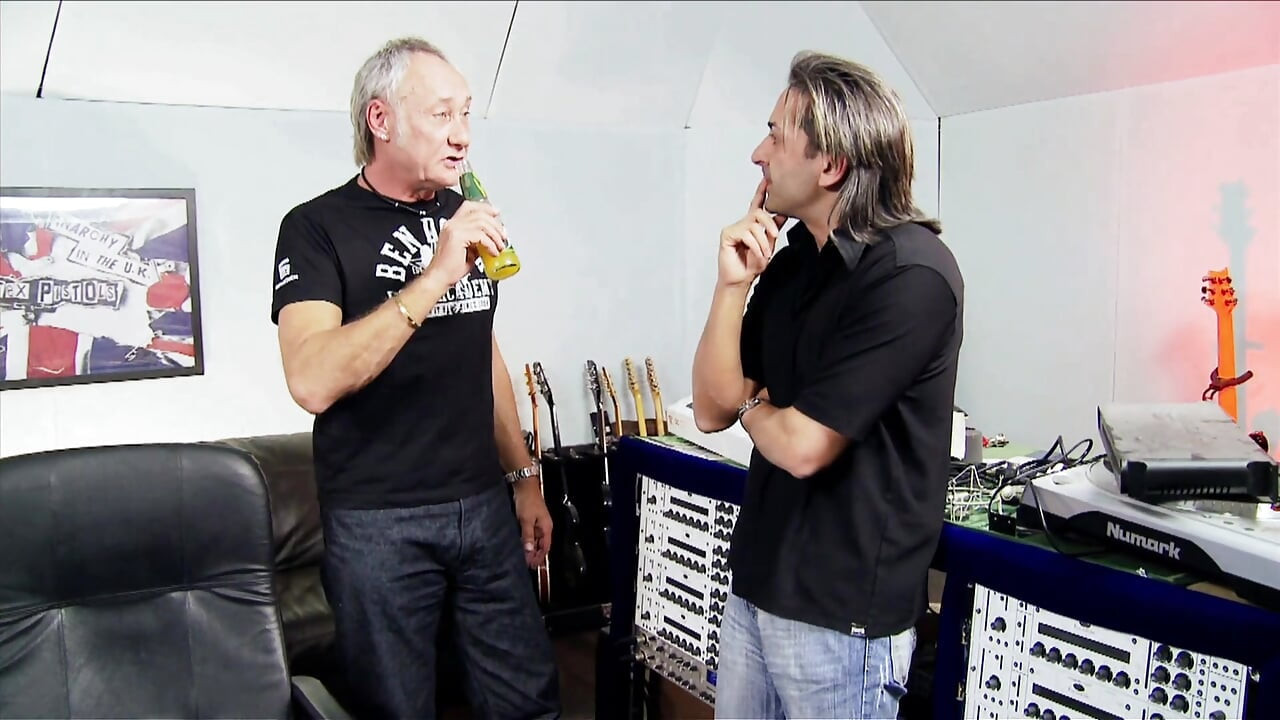 Dois paus na buceta da gata