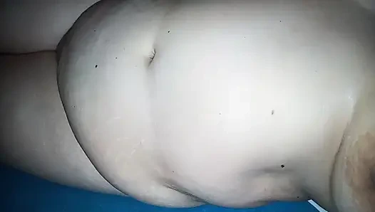 Roma ateşli erotik göbek göğüsleri-amcık hayranlığı - yumuşak esneme marky göbeği, şişmiş, sert göğüsler ve ıslak, parlak amcık yavaşça siliyor