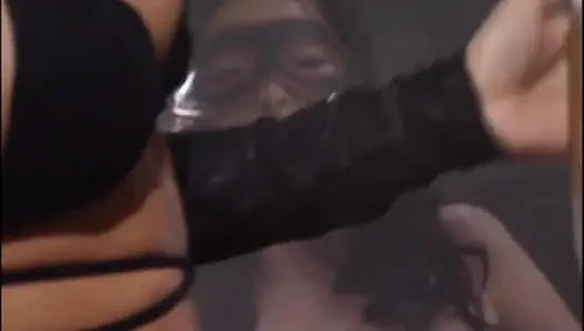 Две красивые госпожи-лесбиянки лижут и мастурбируют свою киску перед возбужденной рабыней