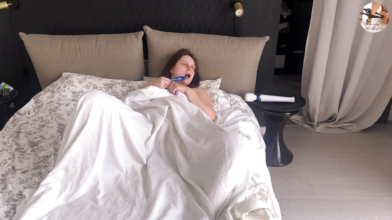 Sam w domu masturbuje się cipką grać pod prześcieradłami