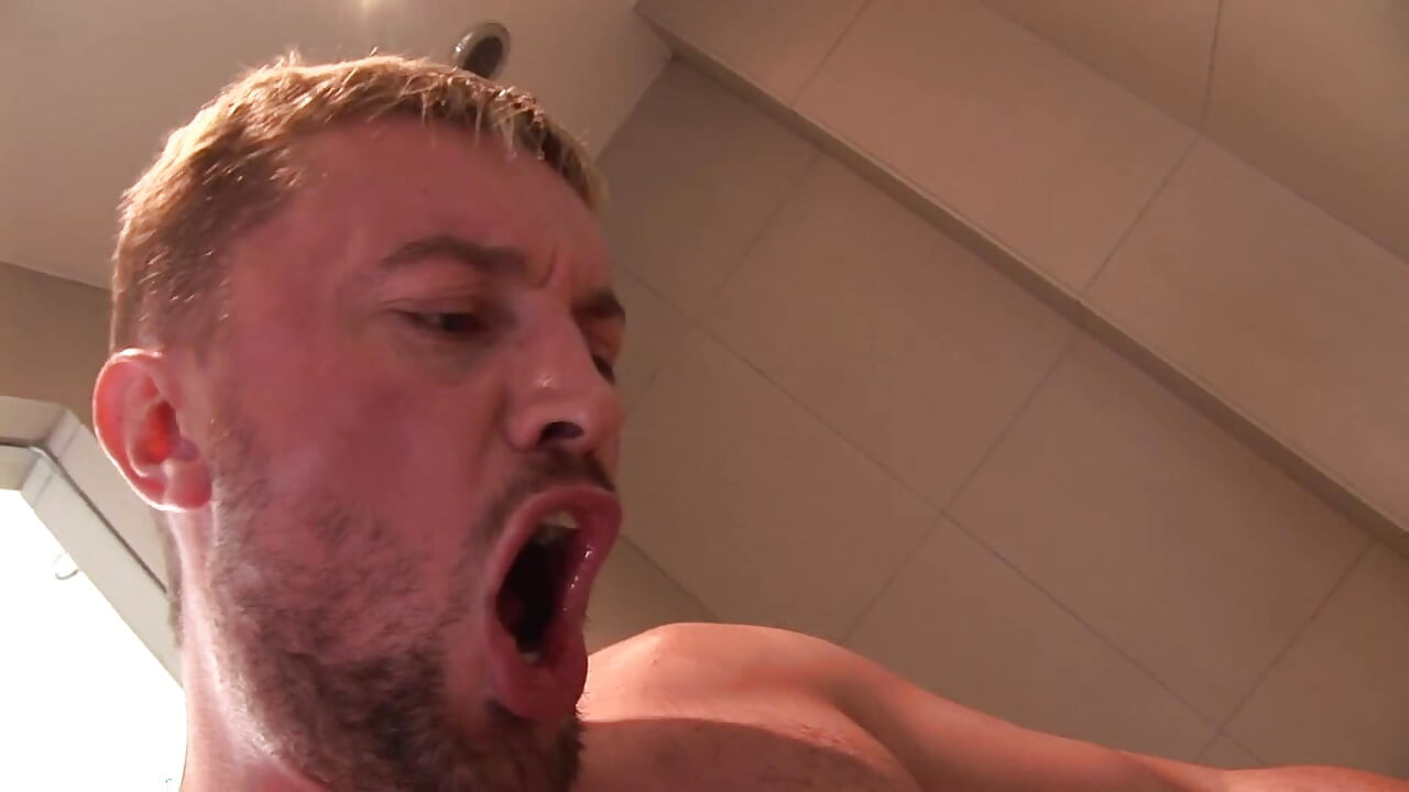 Intenzív zuhanyos szex nagy rack szőkével