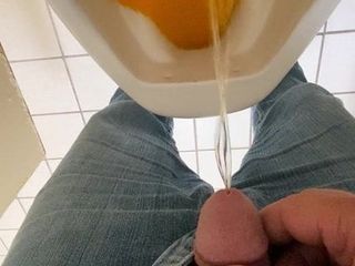 Mengambil kencing kemudian memiliki keinginan untuk cum di urinoir umum