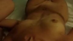 Slanke vriendin heeft twee we-vibe-orgasmes terwijl ze het hoofd geeft (cim)