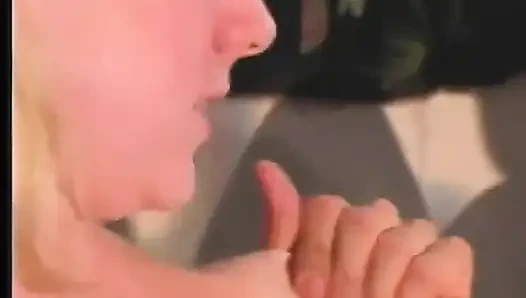 Sexy schätzchen bekommen ihren arsch und ihre muschi gefickt