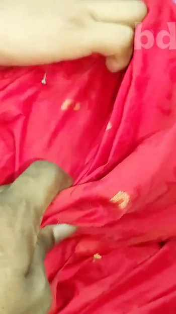 Zadivljujući trenutak iz filma "Bangladeški brzi seks s mojom seksi djevojkom, njezina ružičasta pička je tako slatka"